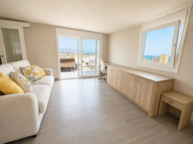 Ático dúplex de dos dormitorios con vistas al mar en Torremo - foto 4
