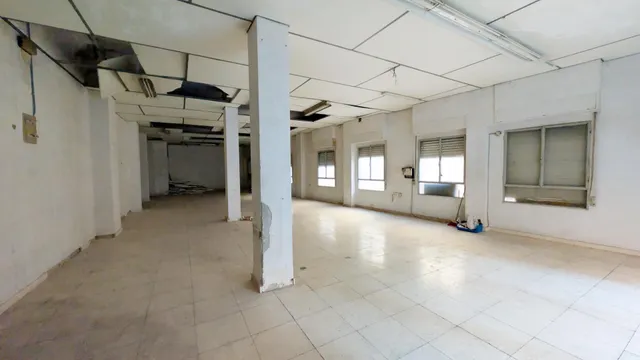 JUNTO A LA AVENIDA DE LA LIBERTAD, 180 M2, LOCAL DE ESQUINA, TECHOS MUY ALTOS. — 5