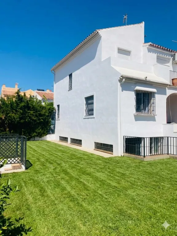 MAGNÍFICO CHALET ADOSADO CON GRAN JARDÍN PRIVADO Sótano Inde