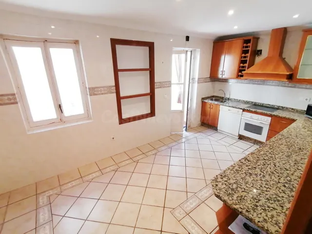 Elegante Piso en el Corazón de Cáceres con Amplios Espacios - foto 2