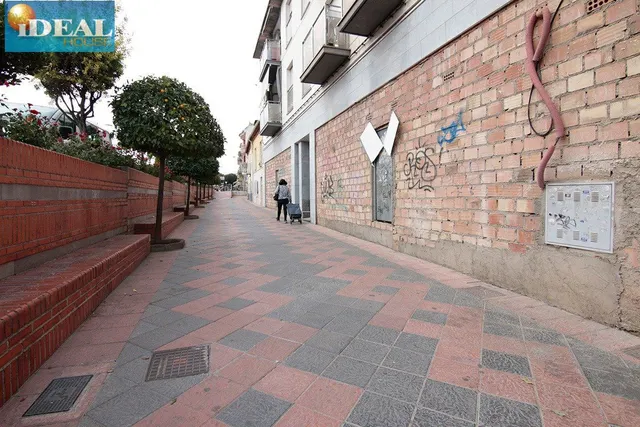 A5981J6. Local calle principal de Armilla,buena fachada .Se vende sin arreglar. — 3