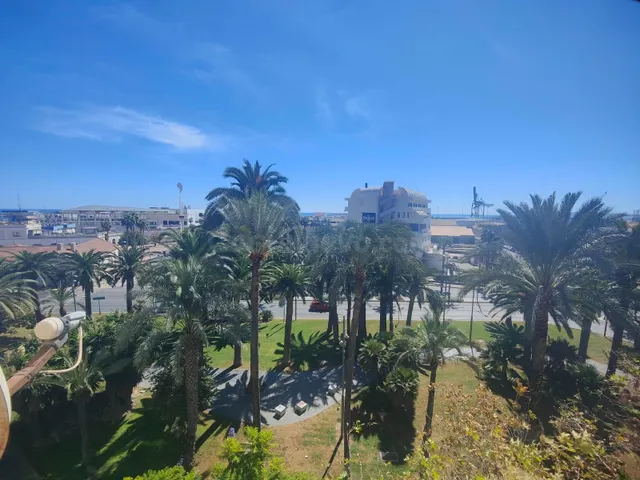 SE VENDE ELEGANTE Y GRAN VIVIENDA FRENTE A PUERTO DEPORTIVO 
