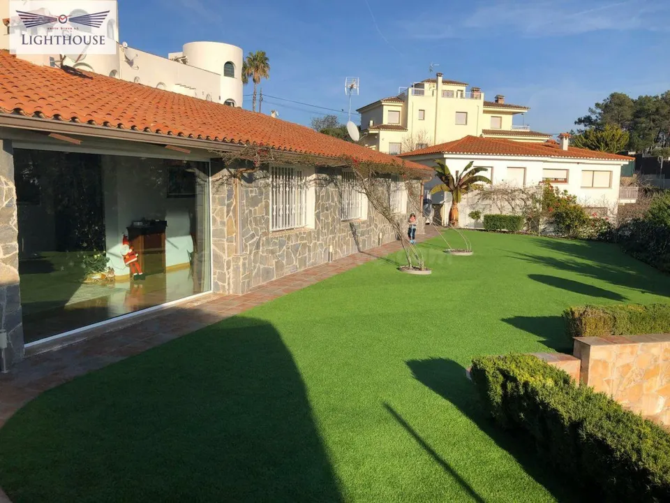 Casa familiar renovada con excelente ubicación.
