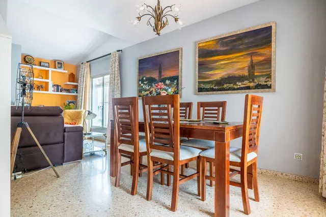 Vive en Simón Verde: Casa pareada con patio, garaje cubierto, piscina y el metro a un paso. — 8