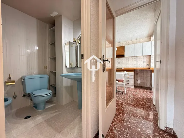 Piso en venta en Alicante. 85m2, 3 habitaciones, 1 baño con bañera, tercera planta con ascensor. zona de campoamor — 28