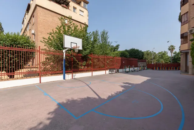 Amplio piso de 4 dormitorios en la prestigiosa urbanización Las Brisas – La Chana — 48