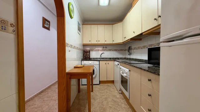 Piso en venta en Playa del Acequión (Torrevieja) - 2 habitaciones, vistas al mar, esquina y ascensor — 2