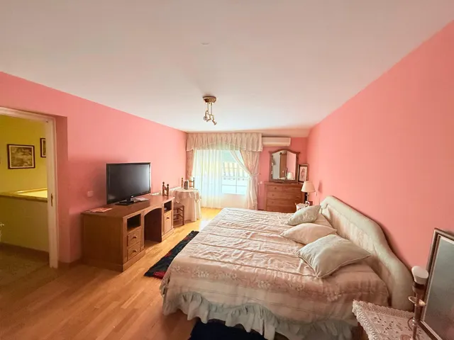 VENTA EN PLENO DOMINIO · Gran chalet de 545 m2 con placas solares y parcela privada de 3.000 m2 · Boadilla del Monte — 28
