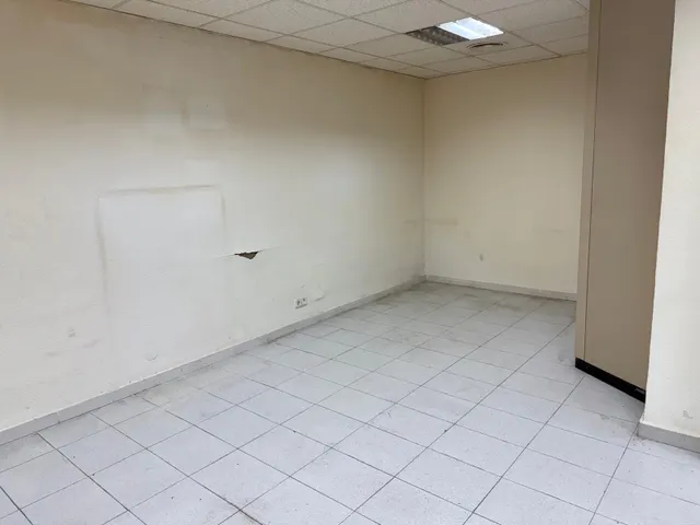 LOCAL COMERCIAL CON POSIBILIDAD DE CAMBIO DE USO — 11