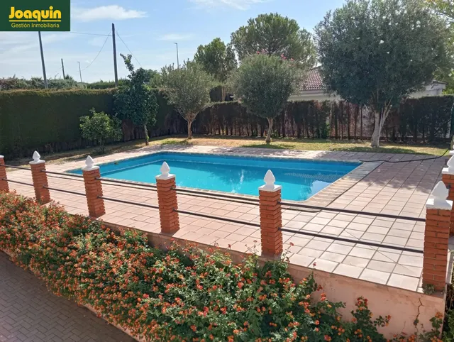 Espectacular chalet urbano con piscina y casa de invitados en Los Encinares de Alcolea. — 5