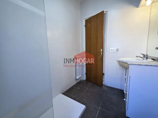 Amplia y luminosa vivienda en venta en la zona de san roque, Ávila — 18