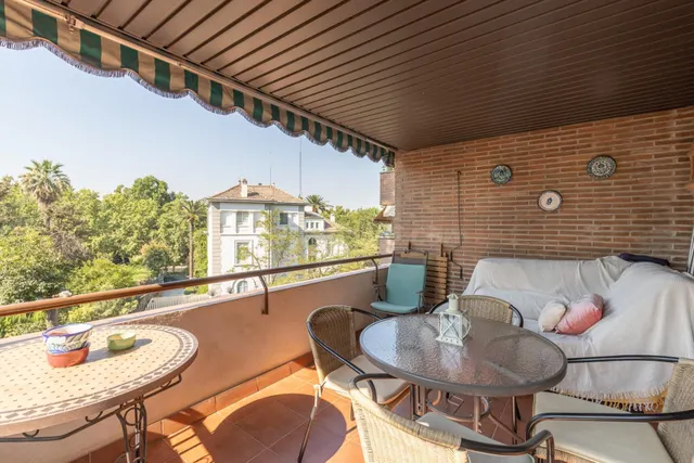 Exclusivo piso señorial con terraza en el Paseo del Salón (Cuesta de Escoriaza), con cochera y trastero. — 4