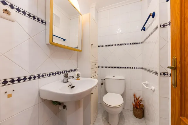 Amplio apartamento de 4 dormitorios en el corazón de Torrevieja — 25
