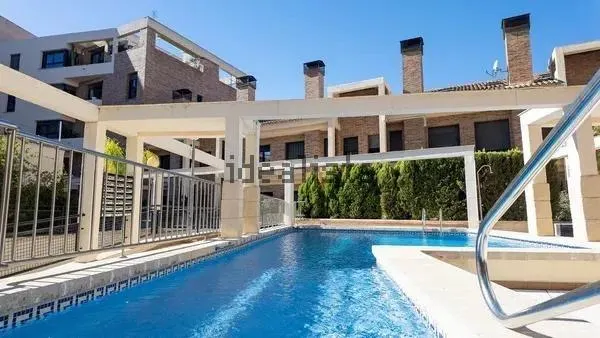 Espectacular adosado con buhardilla , apartamento independiente con baño y sin cocina, garaje doble y piscina en zona residencial premium — 6