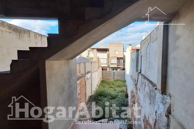¡OPORTUNIDAD INCREÍBLE! TERRENO URBANO AMPLIO Y CON COCHERA — 25