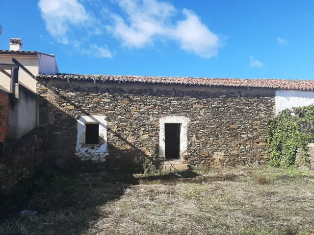 Casa para reformar en una parcela de 500 metro en Herreruela - foto 2