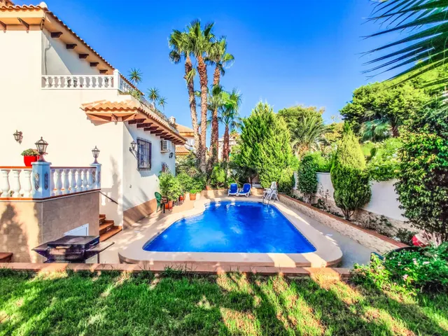 Chalet Vacacional con la piscina privada en La Zenia