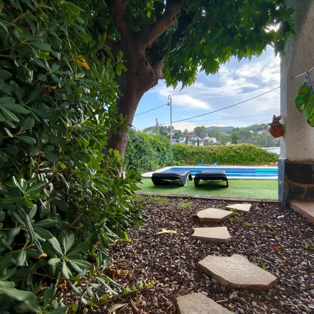 SE VENDE CASA INDEPENDIENTE CON PISCINA CON VISTAS EN CORBER - foto 4