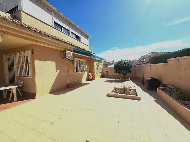 Amplia villa (aprox. 98 m2 + terrazas y garaje) con 3 dormitorios, 2 baños y gran piscina comunitaria. Cerca de colegios y comercios, y a solo 1,5 km de las playas de Punta Prima. — 3