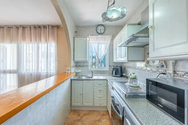 ¡Oportunidad en Doña Pilar! Piso de 2 dormitorios con piscina, jardines, parking y pista de tenis — 9