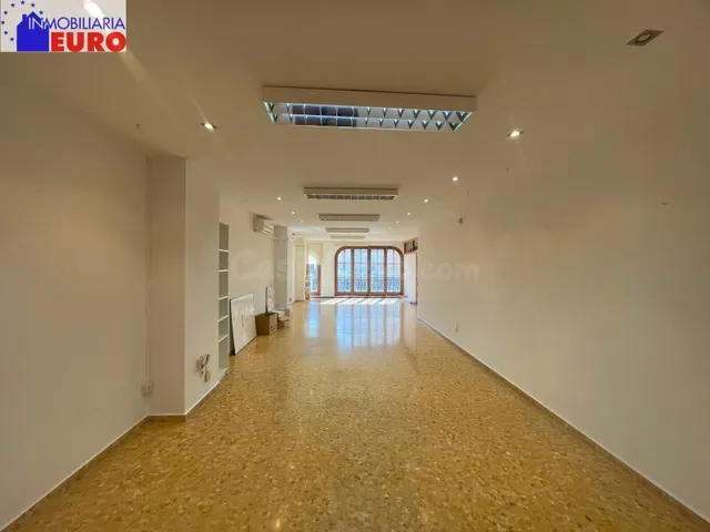 LOCAL COMERCIAL EN ENTRESUELO EN ALQUILER - foto 3