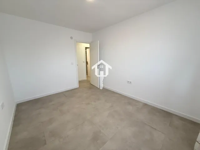 Piso en venta en Alicante, 75m2, 3 habitaciones un baño completo, segunda planta con ascensor. plaza de garaje . zona de ciudad elegida — 27