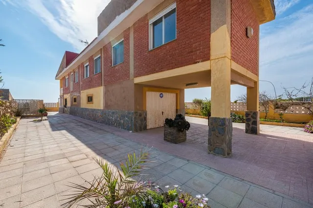 CHALET EN PRIMERA LINEA EN PLAYA GUARDAMAR 6 HABS — 10