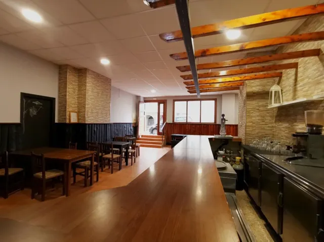 OPORTUNIDAD · LOCAL DE HOSTELERÍA LUMINOSO Y CON SALIDA DE GASES EN VIGO — 12