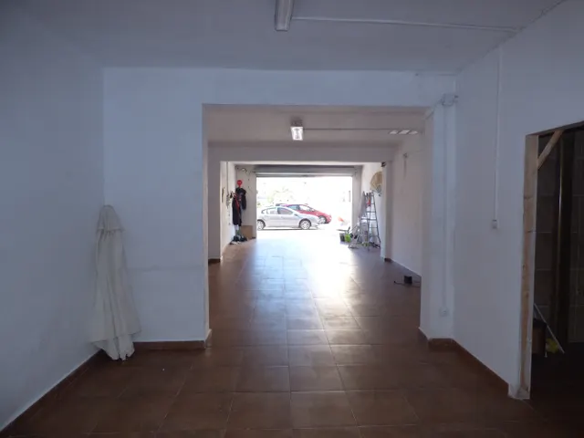 Local situado en Marina Española, de 96 m2, reformado, con pavimento de gres, dos estancias y dos aseos. — 3