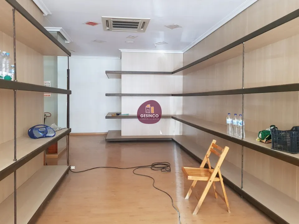 LOCAL COMERCIAL CON GRANDES ESCAPARATES EN ALQUILER