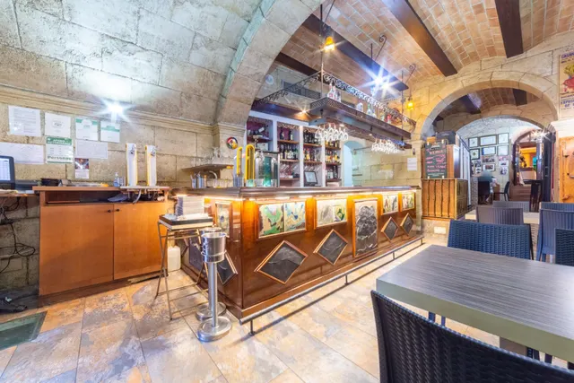 VENTA DE VIVIENDA + LOCAL - RESTAURANTE EN CENTRO HISTÓRICO — 24