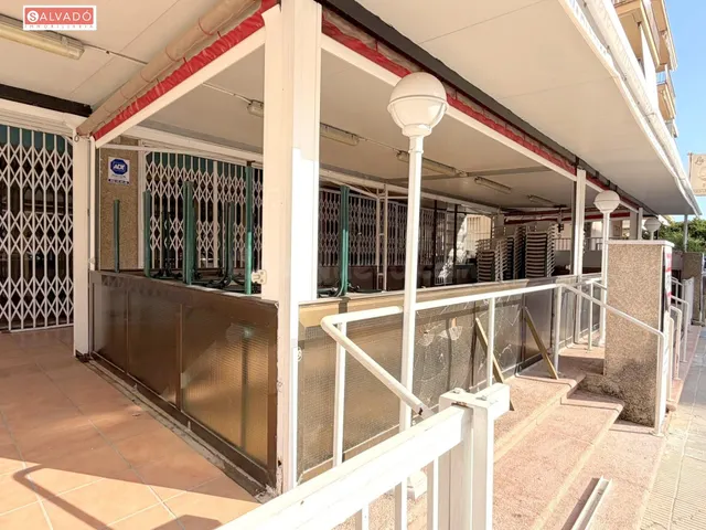 ¡local comercial en venta a 100 m del mar con amplia terraza y salida de humos! — 2