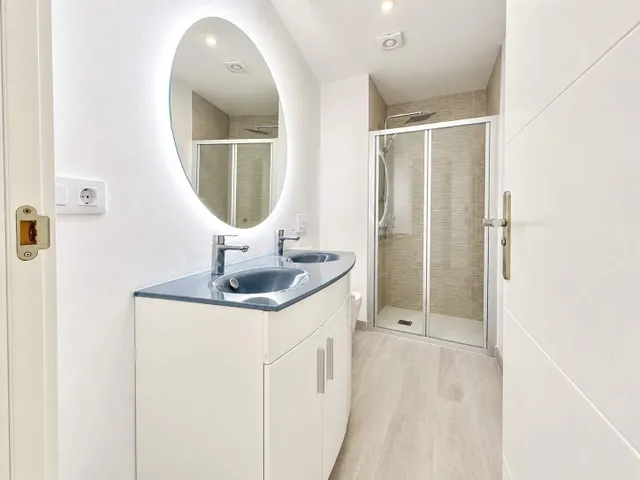 CASA DE DISEÑO A ESTRENAR CON GARAJE EN PILES CONSTRUIDA EN 2024. PISCINA CHILLOUT PRIVADA. — 13