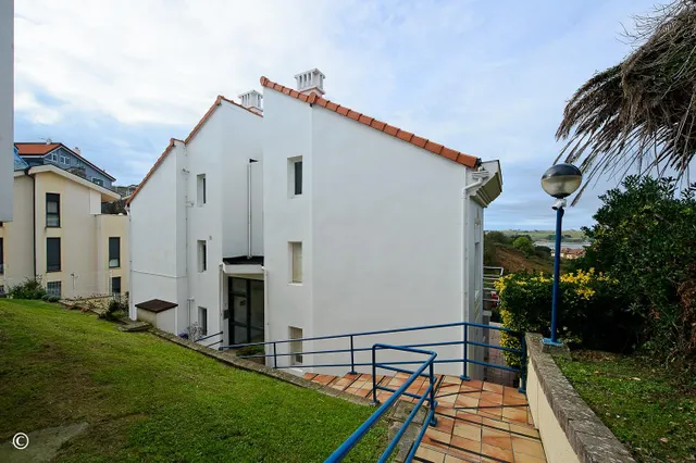 DÚPLEX CON VISTAS, TERRAZA Y 3 GARAJES — 24