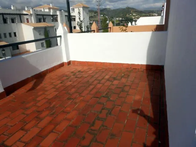 MARAVILLOSA CASA ADOSADA CON ESTUPENDO PATIO ANDALUZ - foto 2