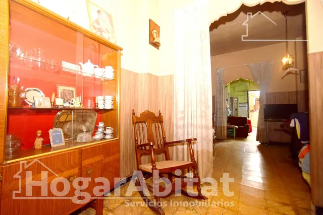 ¡OPORTUNIDAD ÚNICA! AMPLIA CASA PARA REFORMAR CON PATIO Y TRASTERO — 30