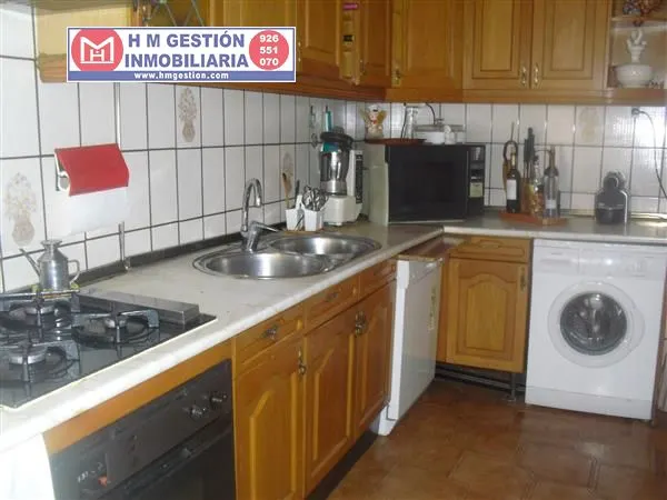Casa en zona centro de Alcázar a 5 minutos de la Plaza de España, En planta baja.: Garaje para dos coches, 3 habitaciones, servicio, patio cubierto distribuidor, patio exterior de 50 m2 y cuarto de — 19
