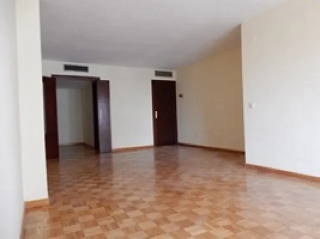 Piso de 4 habitaciones, 2 baños, salón, cocina y terraza. — 10