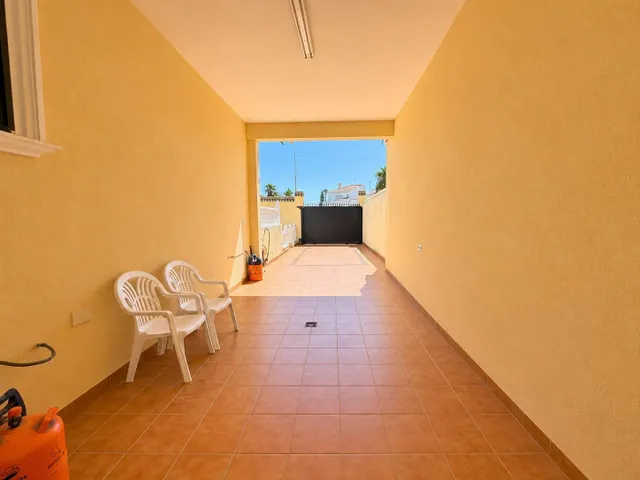 Villa independiente con piscina privada y 6 dormitorios junto a la Laguna Rosa de Torrevieja — 7