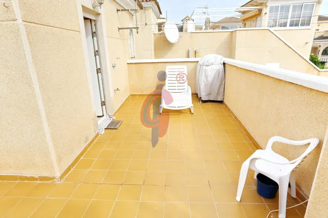 Espectacular bungalow en esquina con gran solárium, jardín privado y piscina en Guardamar del Segura — 36