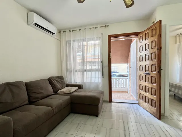 Bungalow con terraza, Alicante, Torrevieja. 2 habitaciones, 61 m2, 450 metros del mar — 25