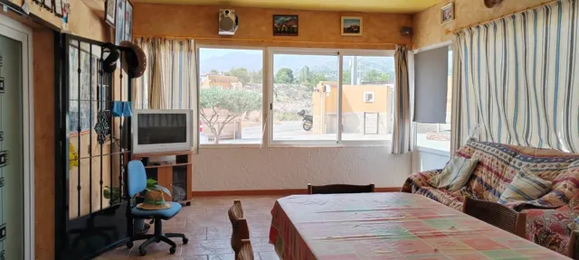 SE VENDE CHALET EN MUY BUENA ZONA PEGADO AL PUEBO Y A 20 MINUTOS DE ALICANTE — 21