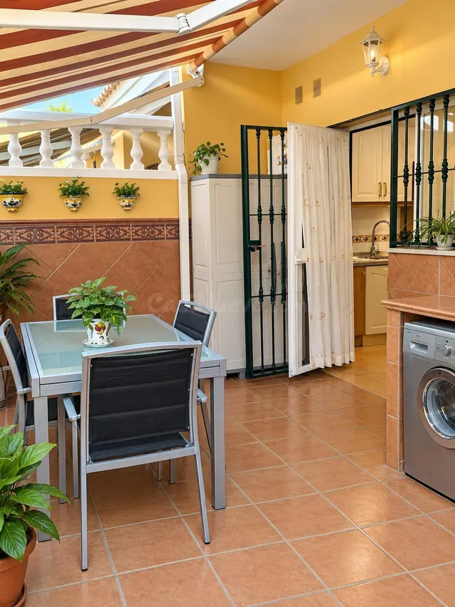 Chalet adosado con piscina y jardín en Urbanización San Luis