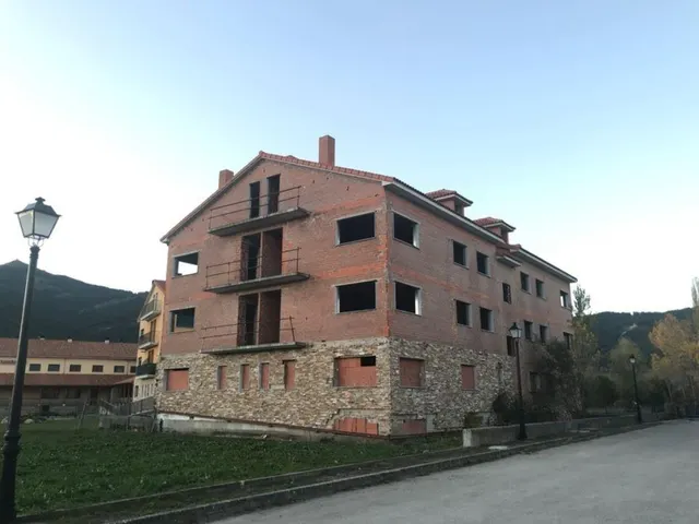 EDIFICIO EN construcción EN BOÑAR — 2