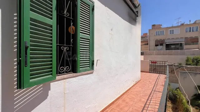 AMPLIO PISO EN EL CENTRO CON TERRAZA Y PATIO - foto 3