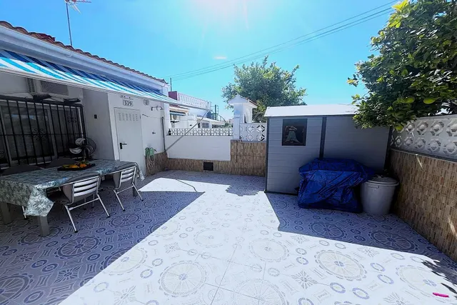 Bungalow reformado con 2 dormitorios, 1 baño y una amplia terraza frontal. Zona tranquila cerca de colegios y con buenas conexiones de transporte público. — 21