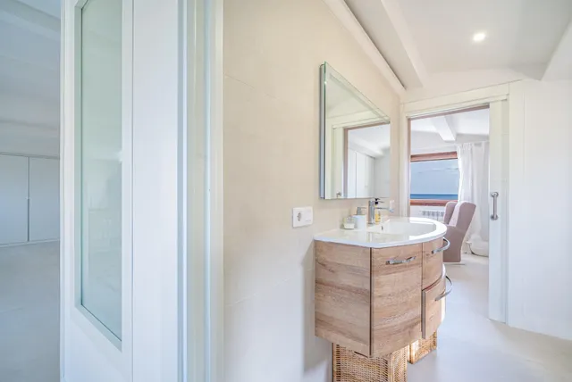 Casa con piscina en primera línea de mar en Cala Gamba — 16
