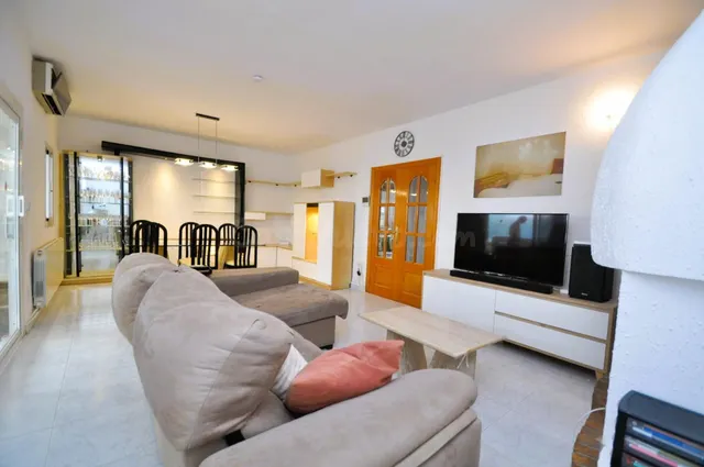 Chalet con piscina y amplio jardín cerca de la Playa de les  - foto 4