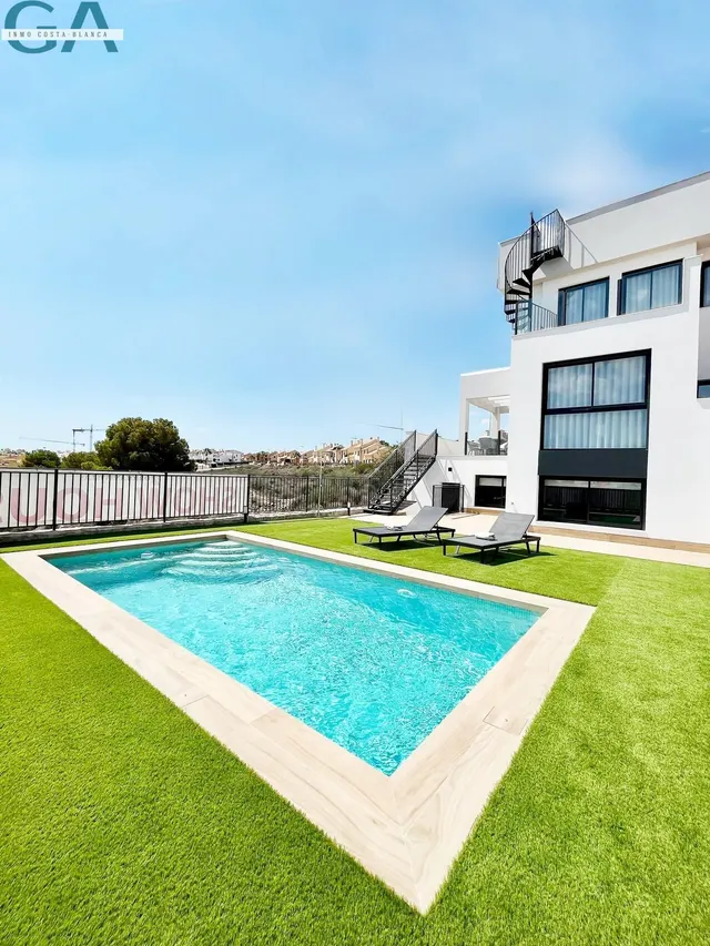 Villas de nueva construcción con piscina privada en La Finca