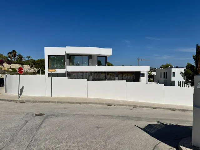 Villa Moderna de cuatro dormitorios con vistas al mar en Mor - foto 3